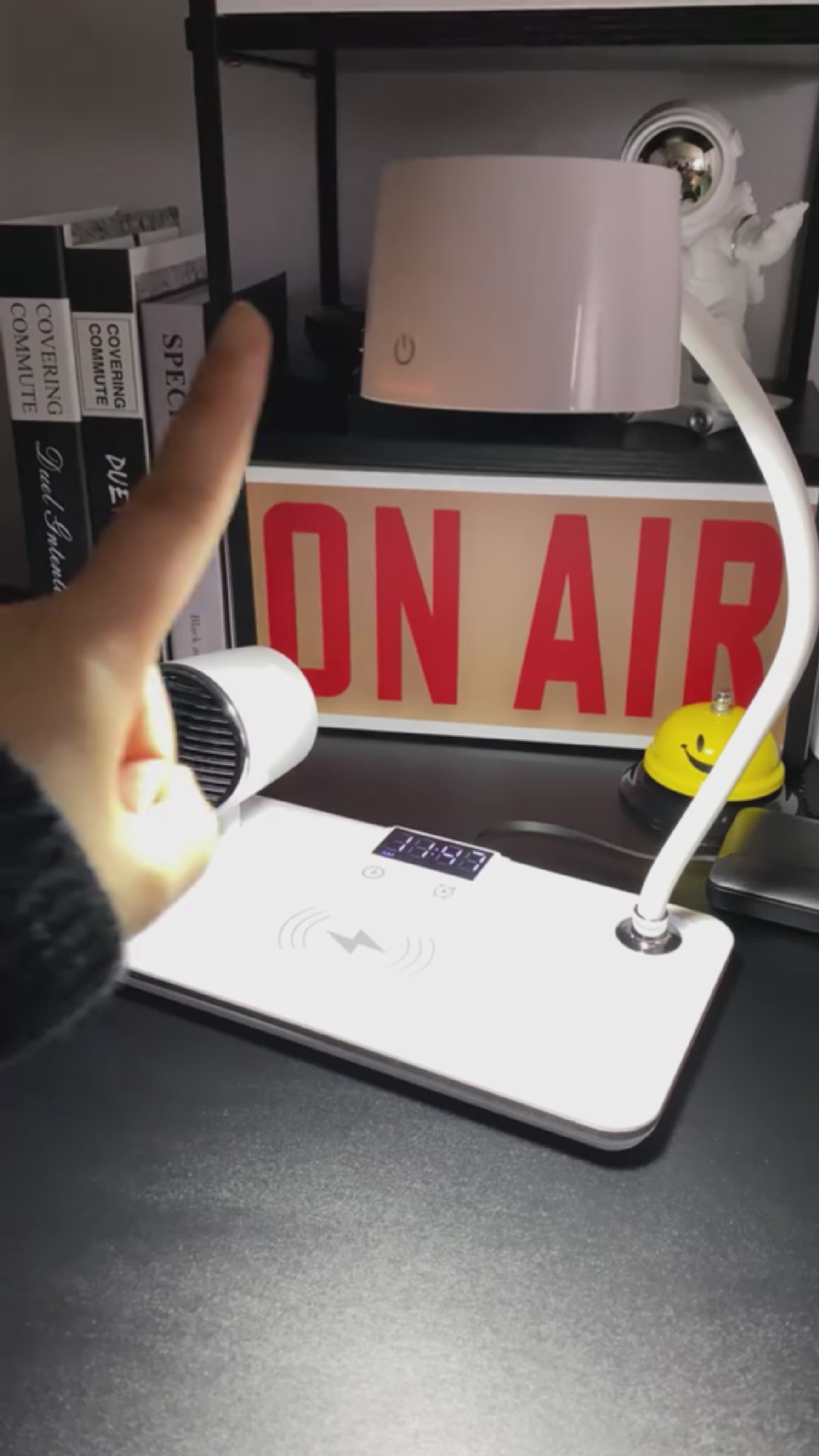 LUMI STATION - 4 EN 1 CARGADOR INALÁMBRICO + LÁMPARA + PARLANTE + RELOJ DIGITAL